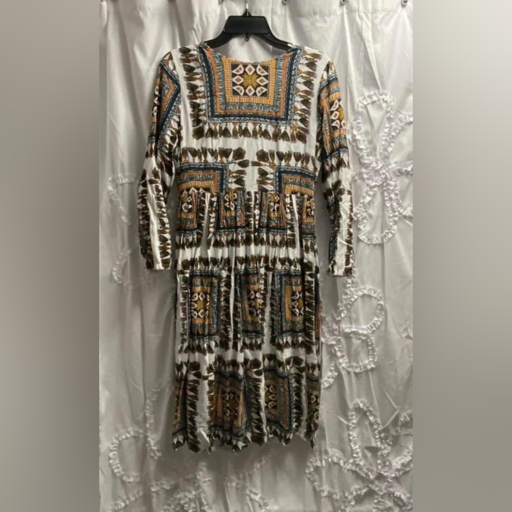 Dainty Jewells midi dress. Size Medium